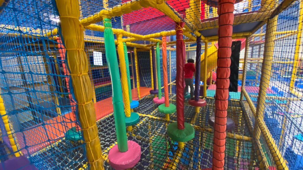 Snakes & Ladders soft play in Abingdon Oxfordshire Mummies